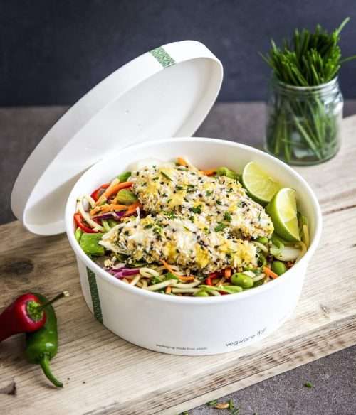 Vegware_concept_bonappetitbowls_RSC-32_VL185P_wood_slate_cutlery_fish_noodles_portrait PLA-Lined Paper Lid