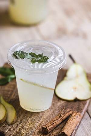 Vegware_concept_coldcups_C96F-NH2K_lid_wood_board_pear_mint_cocktail_portrait