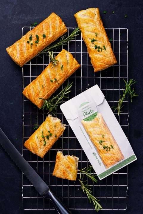 Vegware_concept_hotbags&wraps_VGLW4_greenband_sausageroll_overhead_landscape